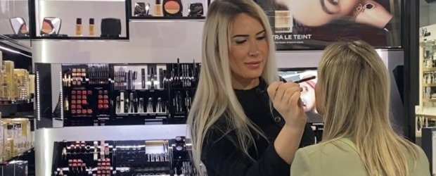 CHANEL - A GLAMOROUS HOLIDAY